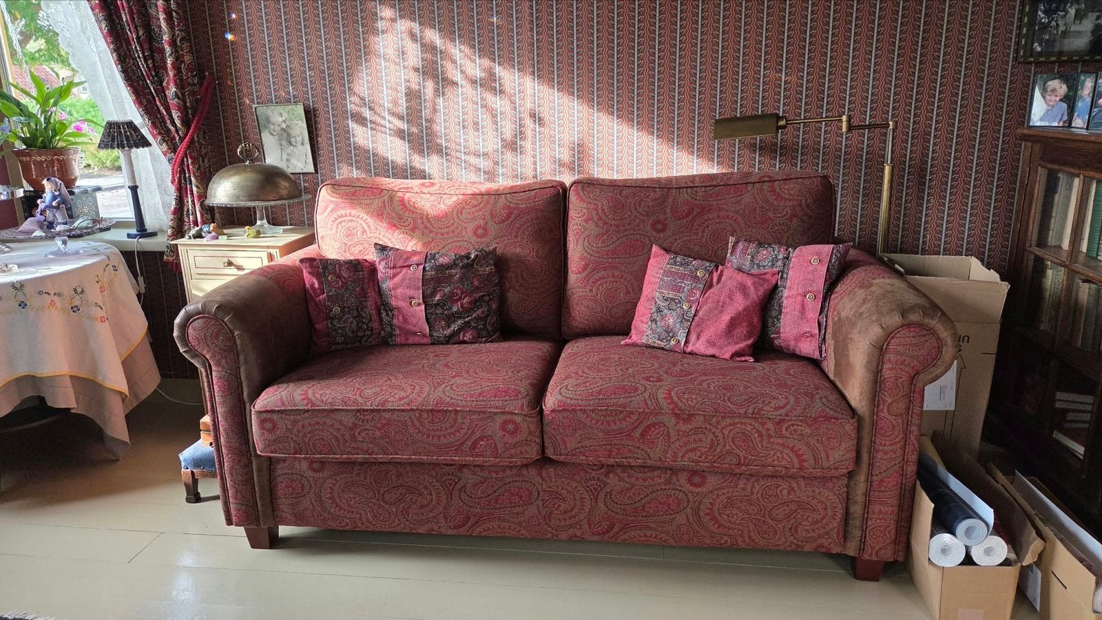 Comfortabele 2-zitsbank met paisley print en lederen armleun, Gebruikt, 150 tot 200 cm, Tweepersoons, 75 tot 100 cm