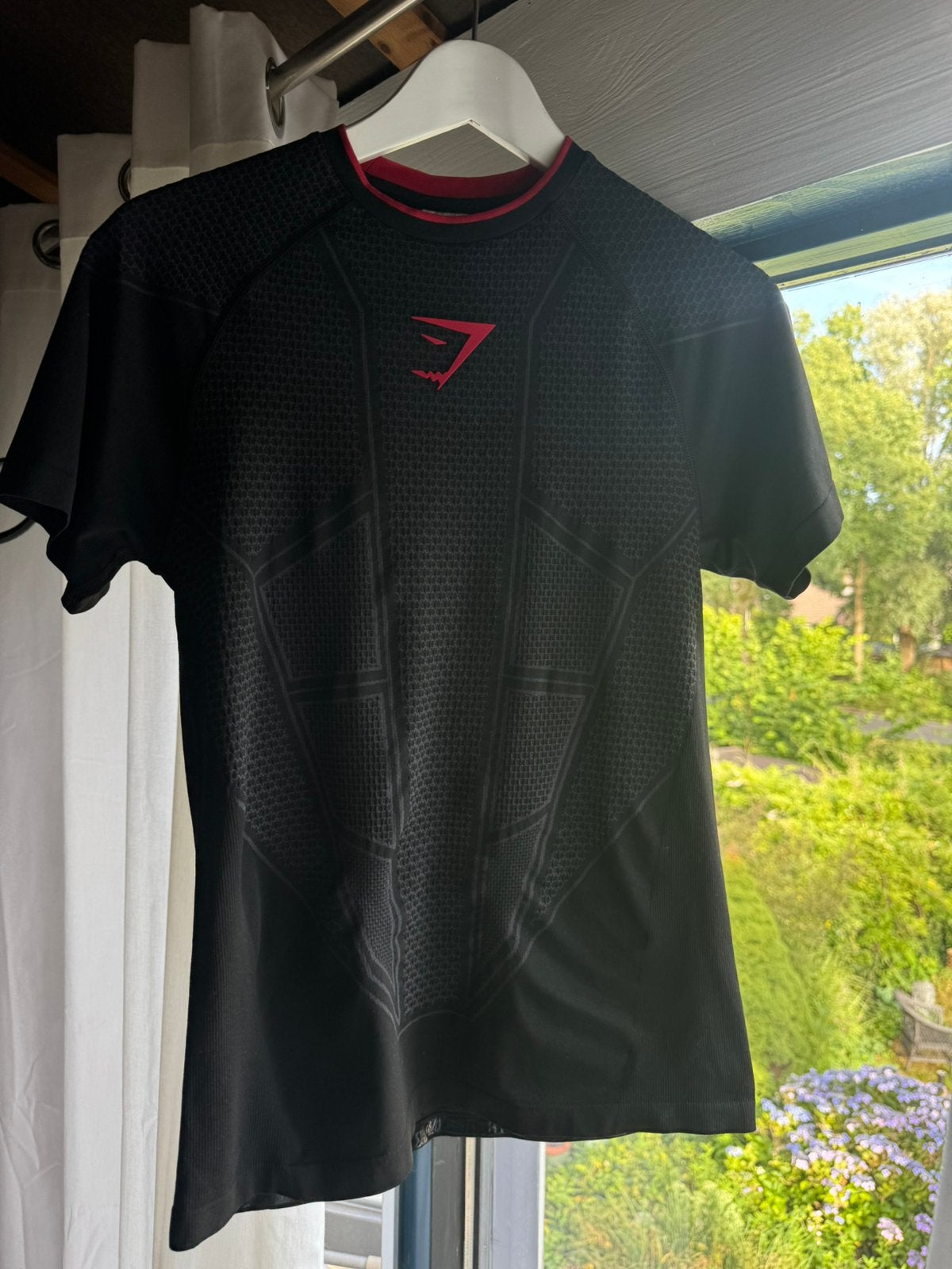 Gymshark Onyx V1 T-shirt rood/zwart L, Ophalen of Verzenden, Zo goed als nieuw