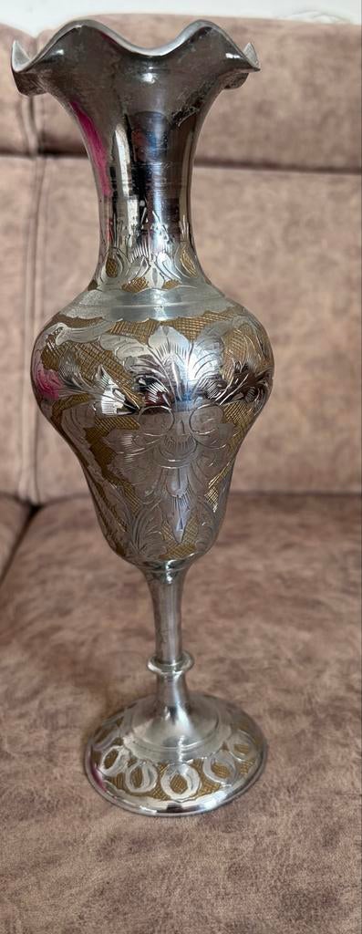 Decoratieve zilverkleurige vaas met gouden details, Antiek en Kunst, Antiek | Vazen, Ophalen of Verzenden