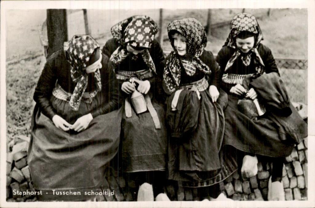 Staphorst - Meisjes - Tusschen schooltijd, Ophalen of Verzenden, 1920 tot 1940, Gelopen, Overijssel