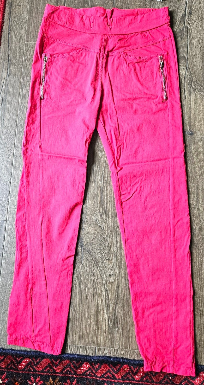 2 damesbroeken maat 36 rood en groen, Kleding | Dames, Ophalen of Verzenden, Zo goed als nieuw, Maat 36 (S), Lang