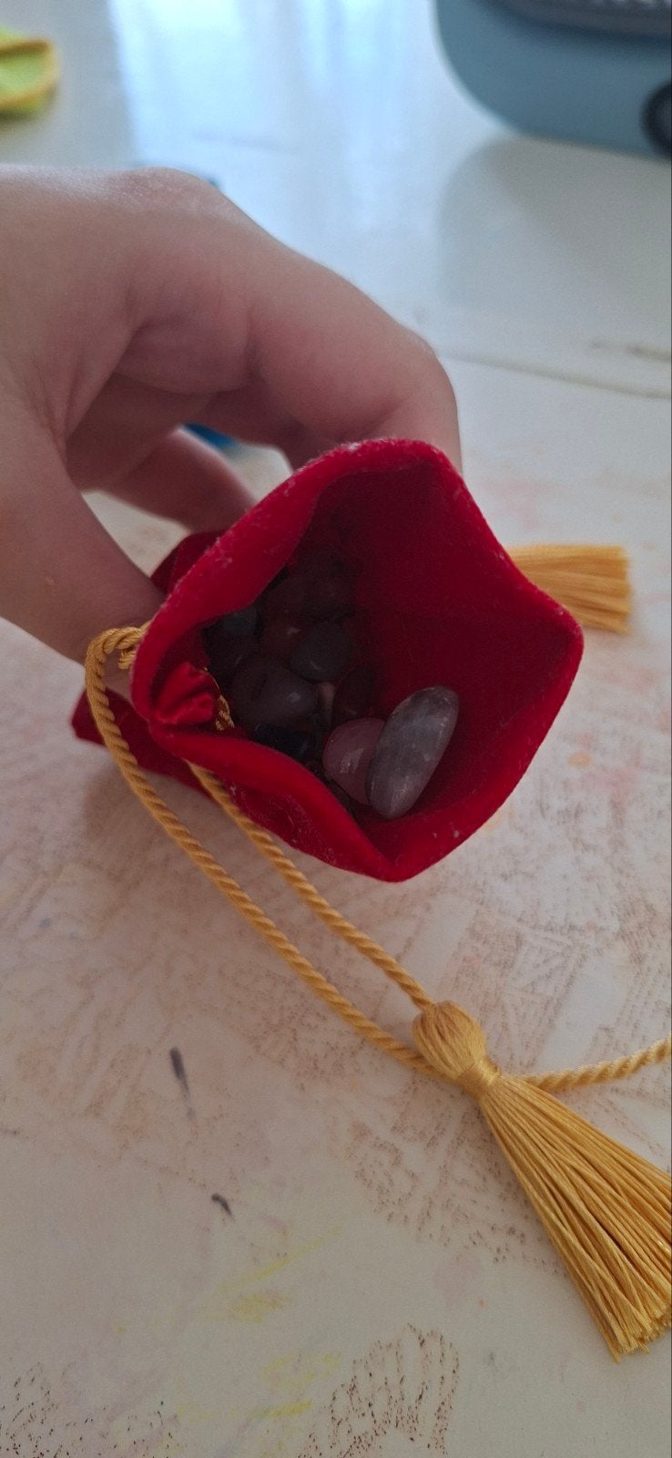 Kleine edelsteentjes in Efteling zakje, Ophalen