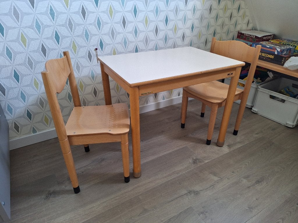 Speeltafeltje en twee stoeltjes voor kleuters - merk Schilte, Ophalen, Gebruikt, Tafel(s) en Stoel(en)