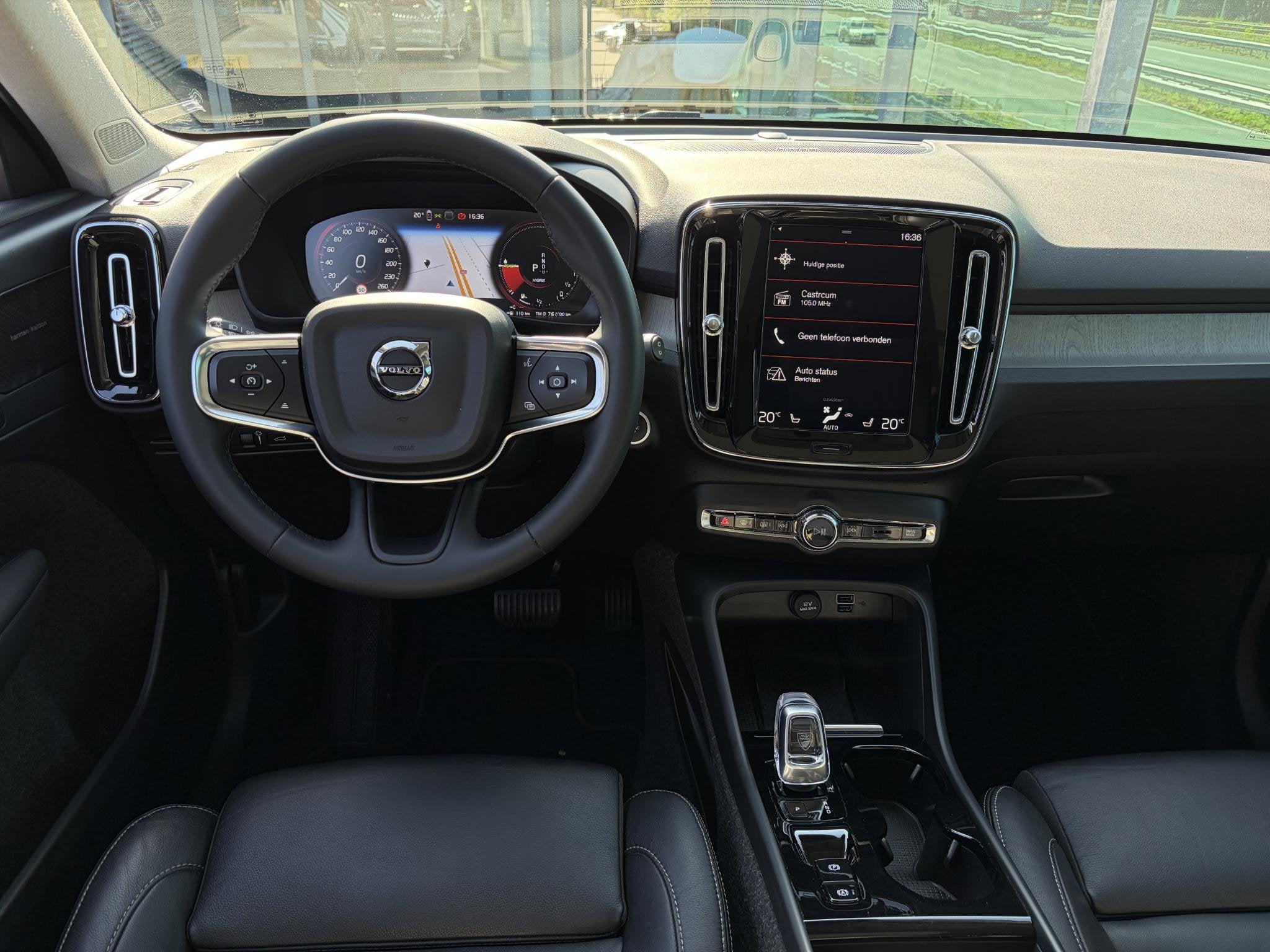 Volvo XC40 1.5 T5 Recharge Inscription PHEV Automaat, Stoelv, Met garantie (alle), Zwart, Hybride Elektrisch/Benzine, 3 cilinders