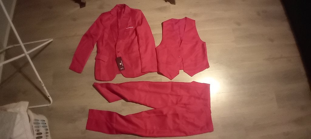 Nieuw 3delig pak rood maat S, Kleding | Heren, Kostuums en Colberts, Ophalen of Verzenden, Nieuw, Maat 46 (S) of kleiner, Rood