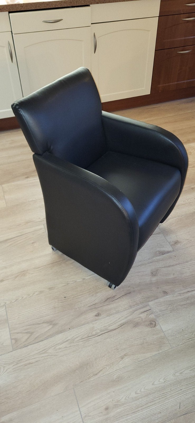 4 Zwarte eetkamer stoelen met wieltjes - Gebruikt, Huis en Inrichting, Stoelen, Ophalen, Gebruikt, Zwart, Leer