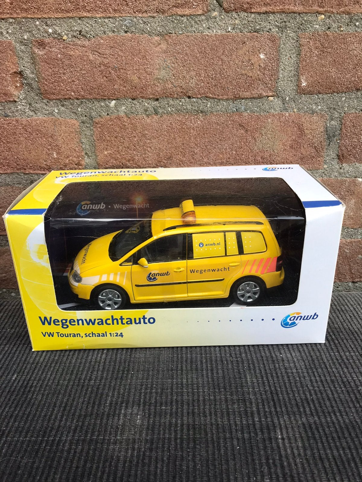 1:24 Volkswagen VW Touran ANWB, Hobby en Vrije tijd, Modelauto's | 1:24, Zo goed als nieuw, Overige merken, Ophalen of Verzenden