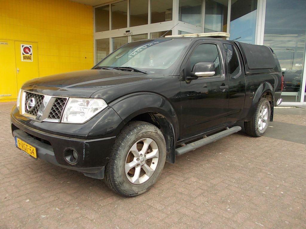 Nissan Navara 2.5 DCI 4WD BJ. 2010 MOTOR DEFECT! EXPORT, Stof, Gebruikt, 4 cilinders, Zwart
