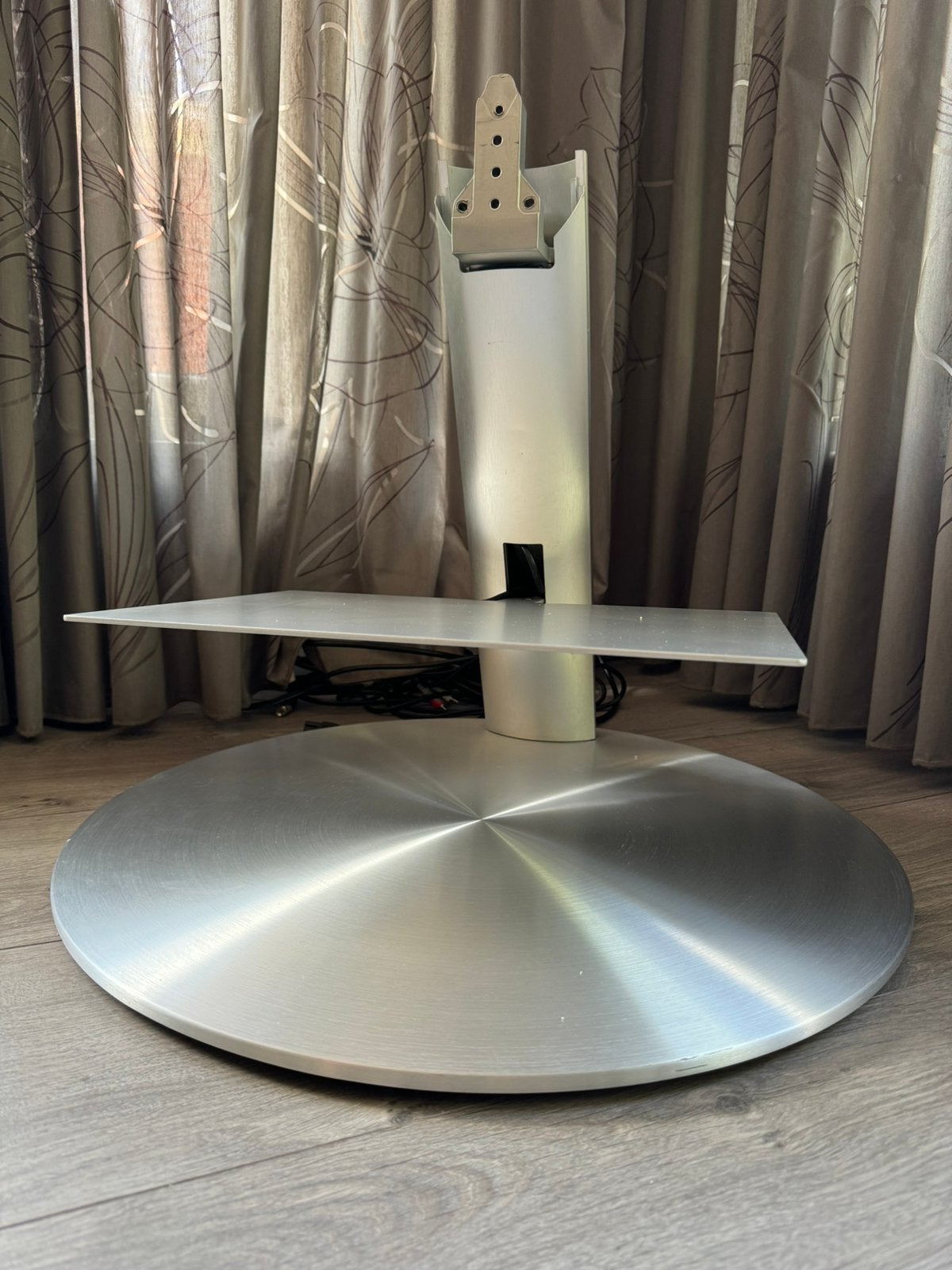 Loewe draaibare aluminium vloerstandaard incl planchet, Ophalen, Zo goed als nieuw
