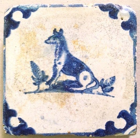 Tegel Antiek Amsterdam Hond of Wolf in Accolade, Antiek en Kunst, Ophalen of Verzenden