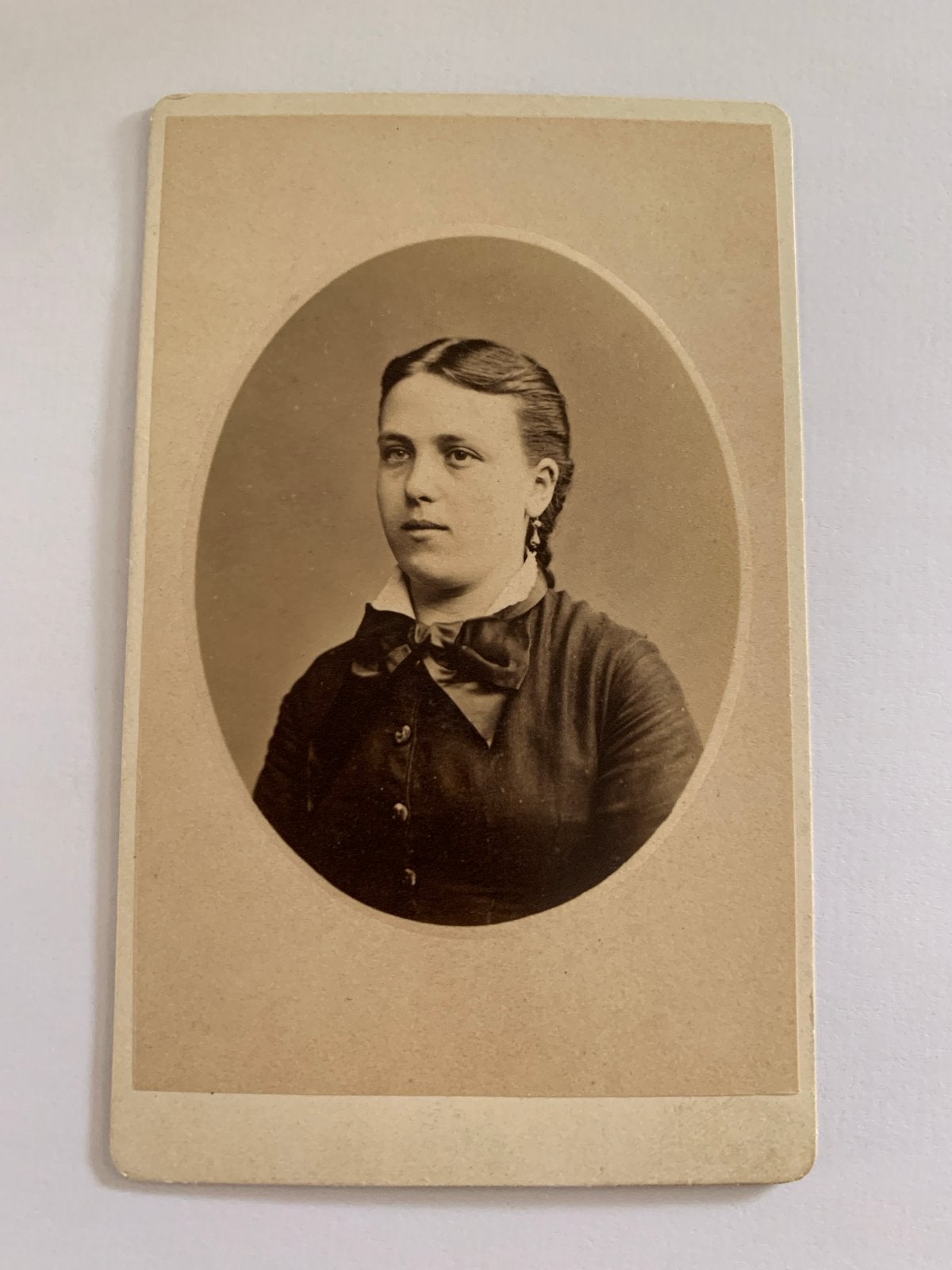 CDV Antieke foto van een jonge vrouw, Utrecht, voor 1940, Gebruikt, Foto, Ophalen of Verzenden, Voor 1940