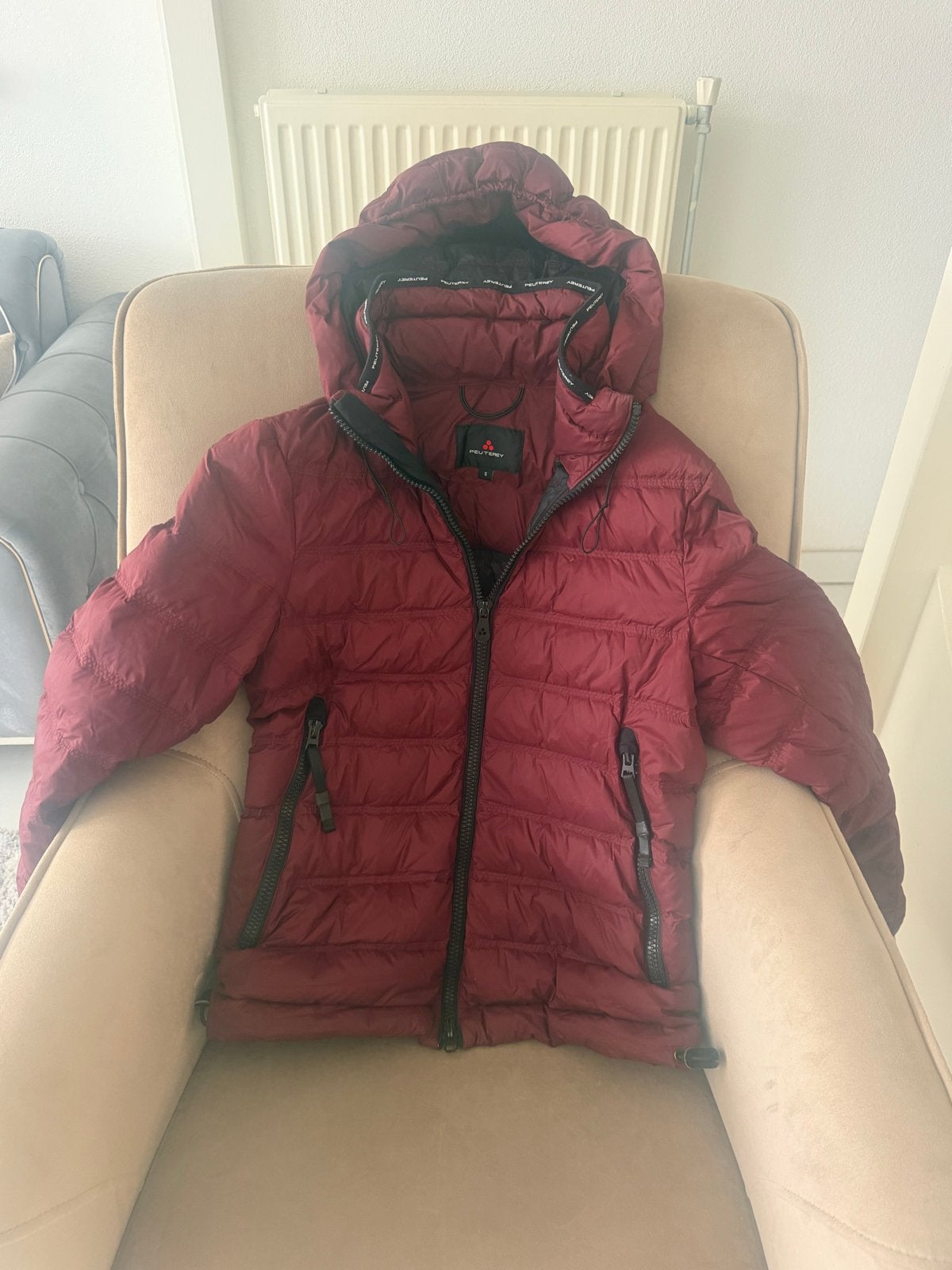 PJS Peuterey donsjas bordeauxrood maat 38/40 (M), Ophalen of Verzenden, Zo goed als nieuw, Rood