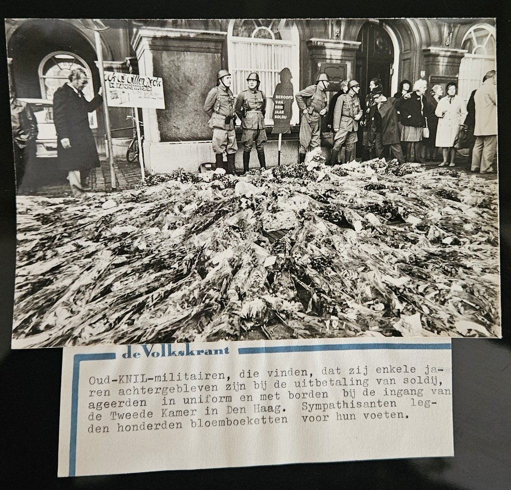 Originele Persfoto: KNIL-militairen demonstratie (1977), Verzamelen, 1960 tot 1980, Gebruikt, Foto, Ophalen of Verzenden