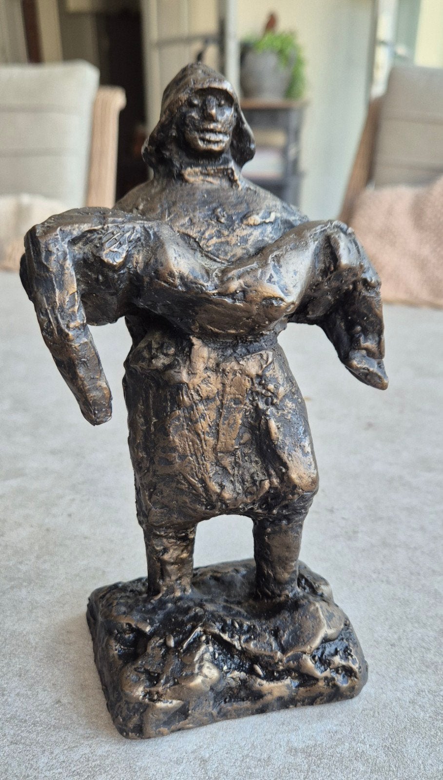 Charlotte van Pallandt: De Redder - Bronzen beeldje, Antiek en Kunst, Groep mensen, Ophalen of Verzenden, 20 - 50 cm, Beeld