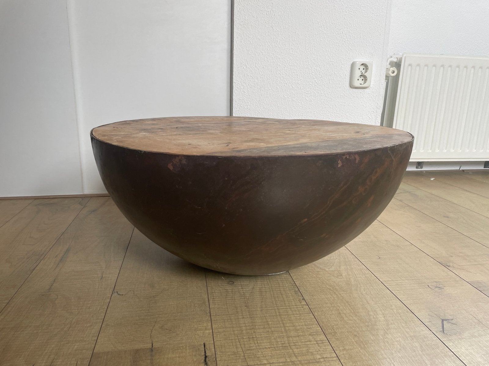 Ronde salontafel met houten blad en metalen onderstel, Huis en Inrichting, Ophalen, Gebruikt, Rond, 50 tot 100 cm