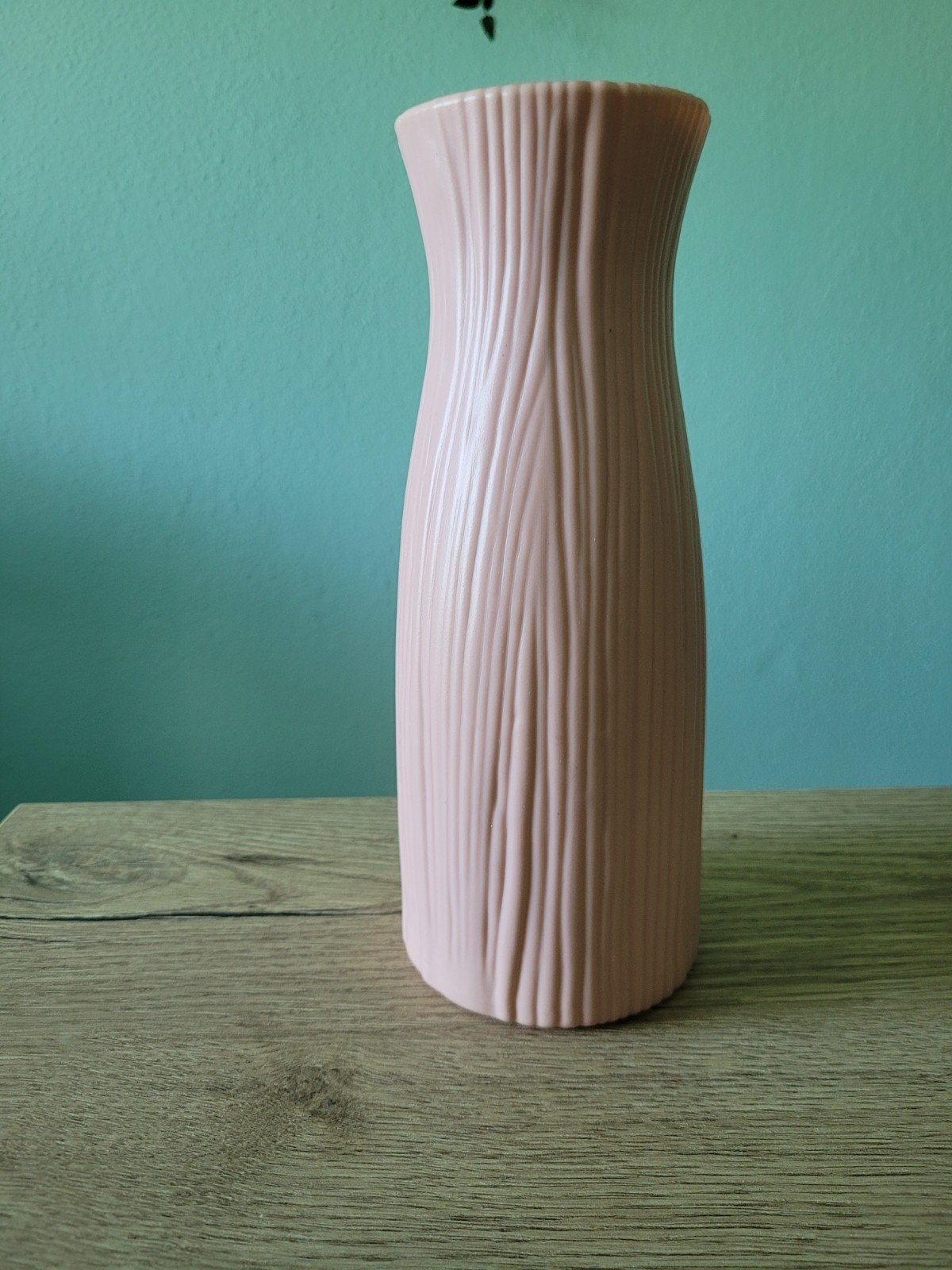 Roze vaas met houtnerfstructuur, 20 cm hoog, Huis en Inrichting, Woonaccessoires | Vazen, Kunststof, Met patroon/structuur, Ophalen of Verzenden