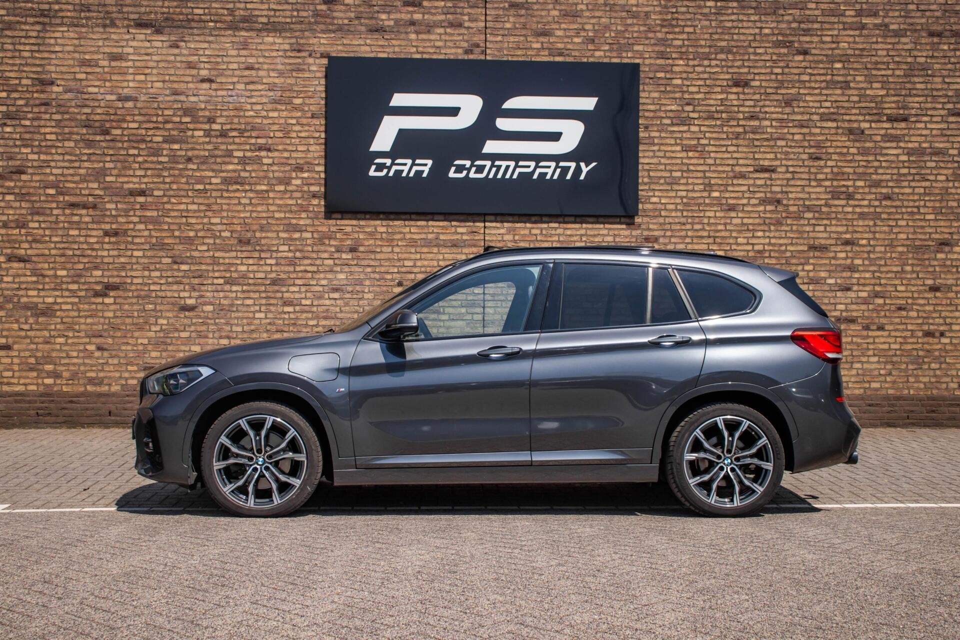 BMW X1 xDrive25e M-Sport, Pano, Leder, ACC, Carplay, H&K, Auto's, Gebruikt, Zwart, Met garantie (alle), Bedrijf