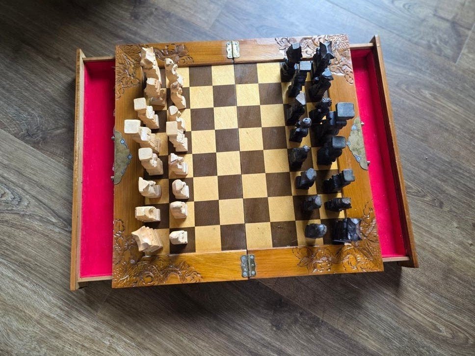Vintage houten schaakspel met handgesneden stukken, Een of twee spelers, Ophalen of Verzenden, Gebruikt