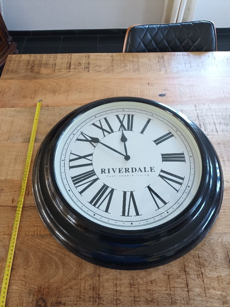 Riverdale Wandklok - Zwart met Romeinse Cijfers, Riverdale, Analoog, Ophalen of Verzenden, Zo goed als nieuw