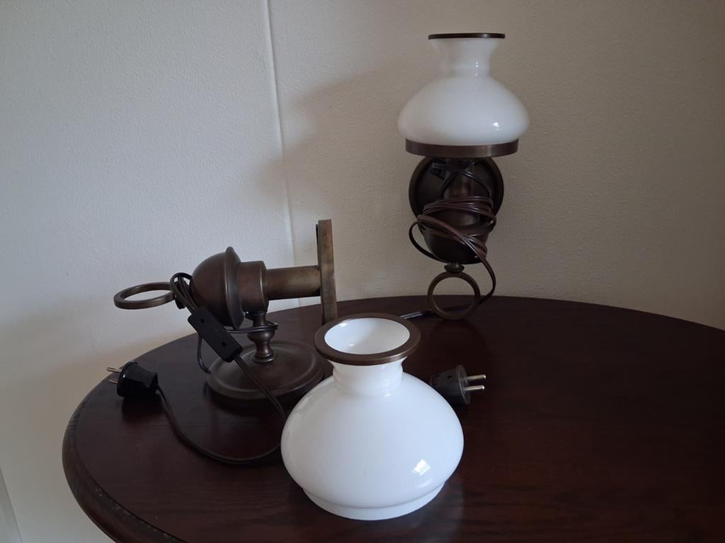 2 bronzen wandlampen met melkglazen kap, Ophalen, Zo goed als nieuw, Glas, Minder dan 50 cm