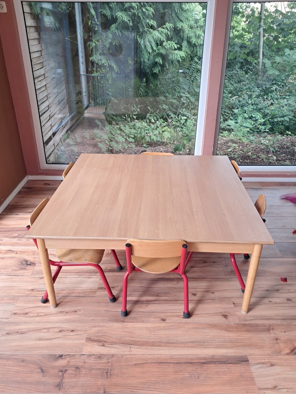 Houten kindertafel met rode stoeltjes, Ophalen, Gebruikt, Tafel(s) en Stoel(en)