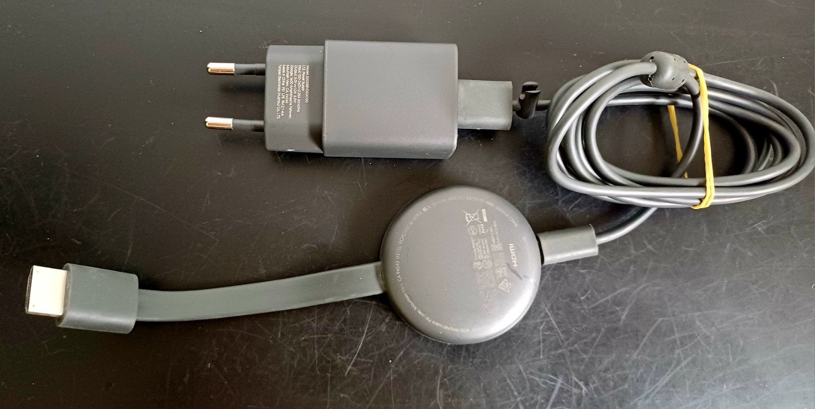 Google Chromecast met HDMI-aansluiting en adapter, Ophalen of Verzenden, Zo goed als nieuw