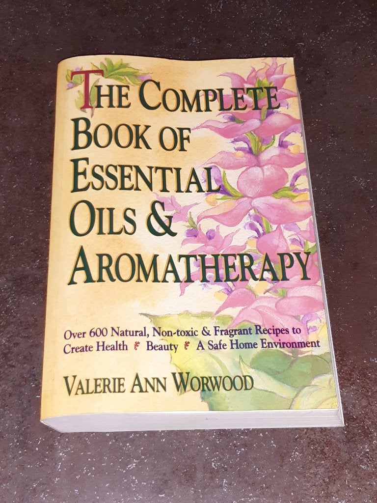 The complete book of oils & aromatherapie / essentiele olie, Boeken, Ophalen of Verzenden, Gelezen, Spiritualiteit algemeen, Overige typen