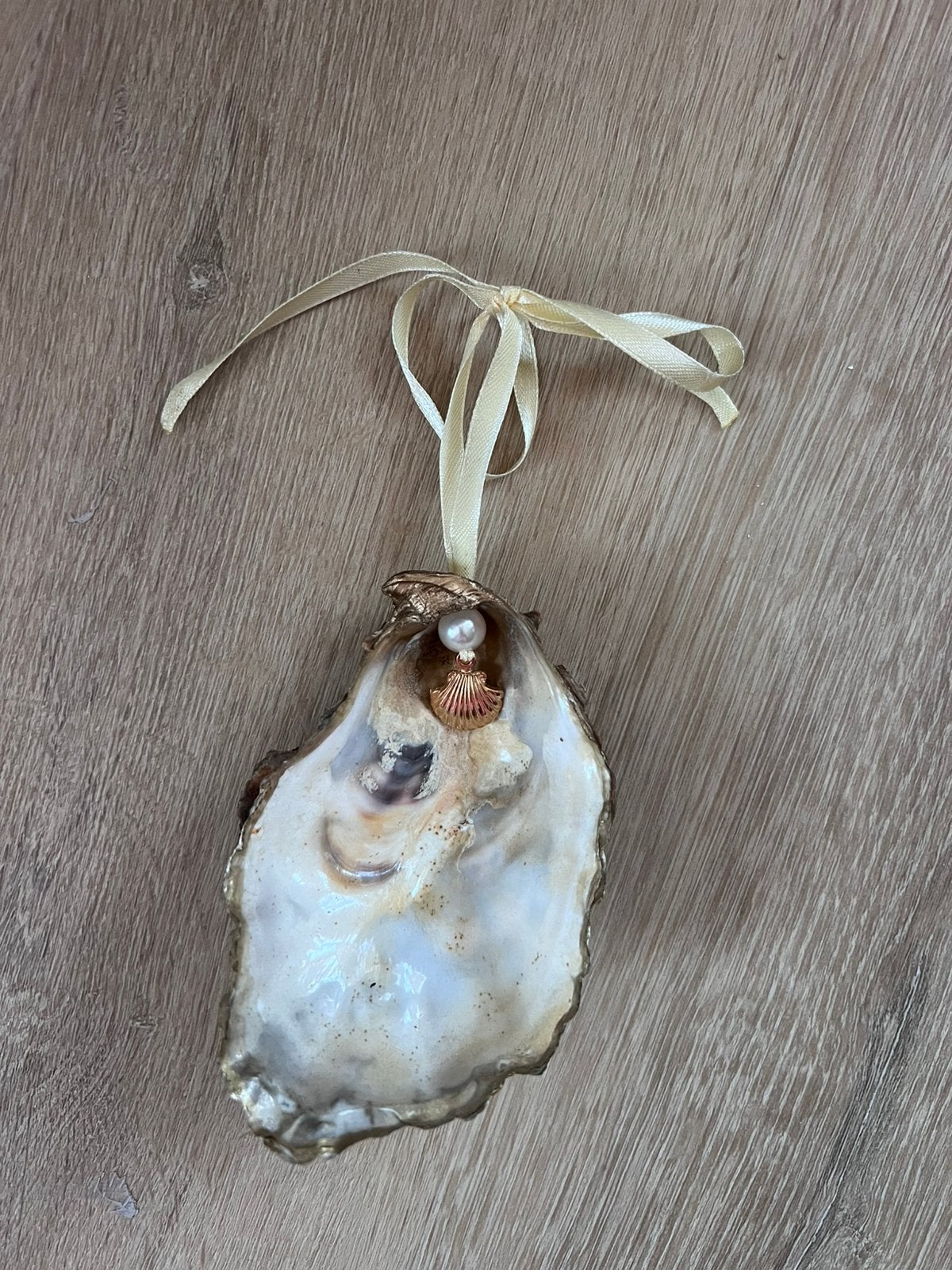 Oesterschelphanger met bedel, Ophalen of Verzenden, Schelp(en)