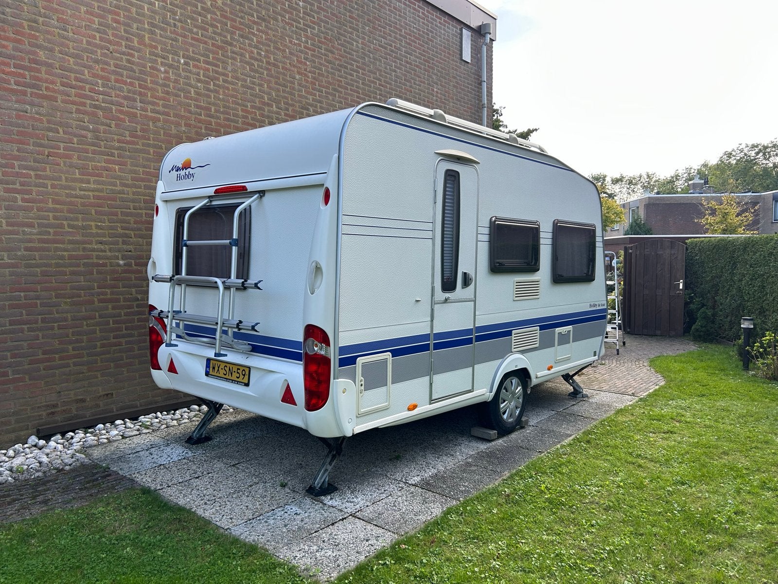 Hobby 400sf de Luxe 2007 met Mover en complete inventaris, Hobby, Dwarsbed, Treinzit, 750 - 1000 kg