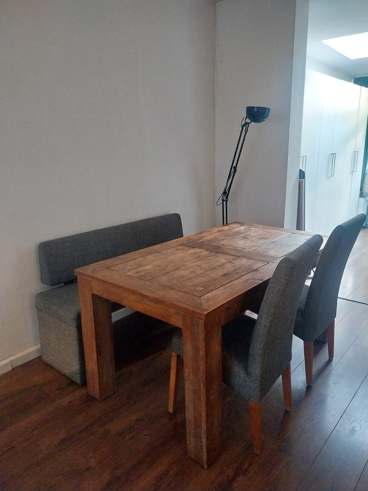 Sfeervolle geleefde echt houten tafel met 2 stoelen + bankje, Ophalen