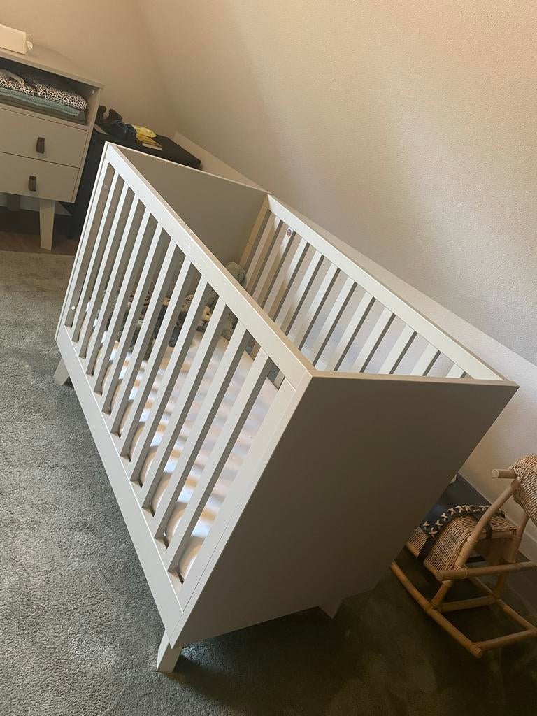 Ledikant met commode, wandplank en matras., Ophalen, Gebruikt, 70 tot 85 cm, 140 tot 160 cm
