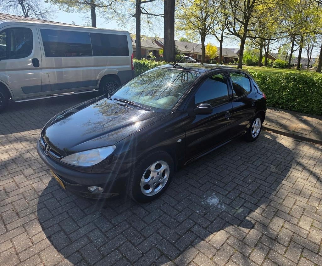Peugeot 206 rijdt goed | APK | recent onderhoud, Voorwielaandrijving, Stof, 4 cilinders, Zwart
