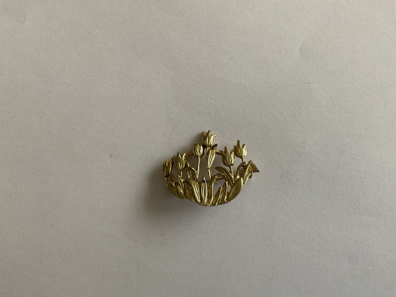 Vintage Broche Tulpen Goudkleurig, Overige materialen, Gebruikt, Minder dan 4 cm, Ophalen of Verzenden