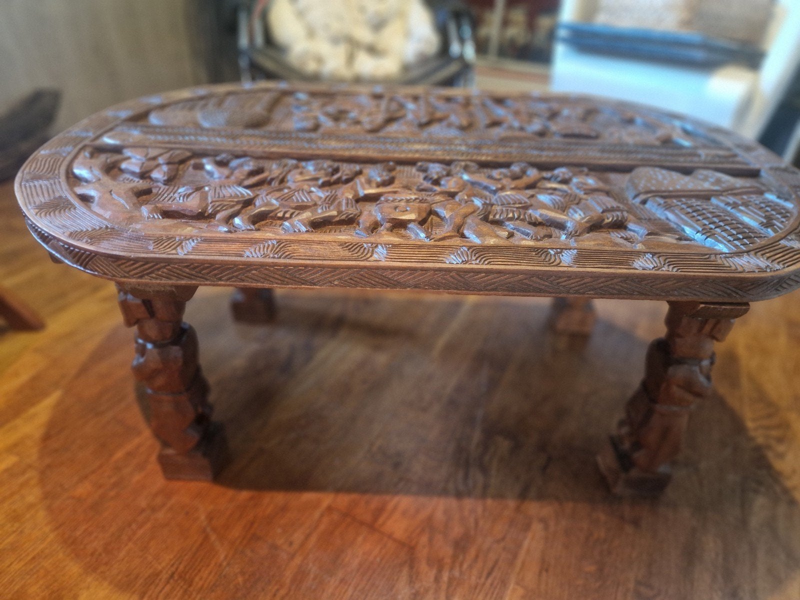 Handgemaakte Afrikaanse salontafel, Ophalen