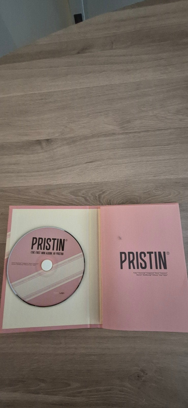 PRISTIN - The First Mini Album: HI PRISTIN K-Pop CD, Inclusief boekje, K-pop, Ophalen of Verzenden, Zo goed als nieuw