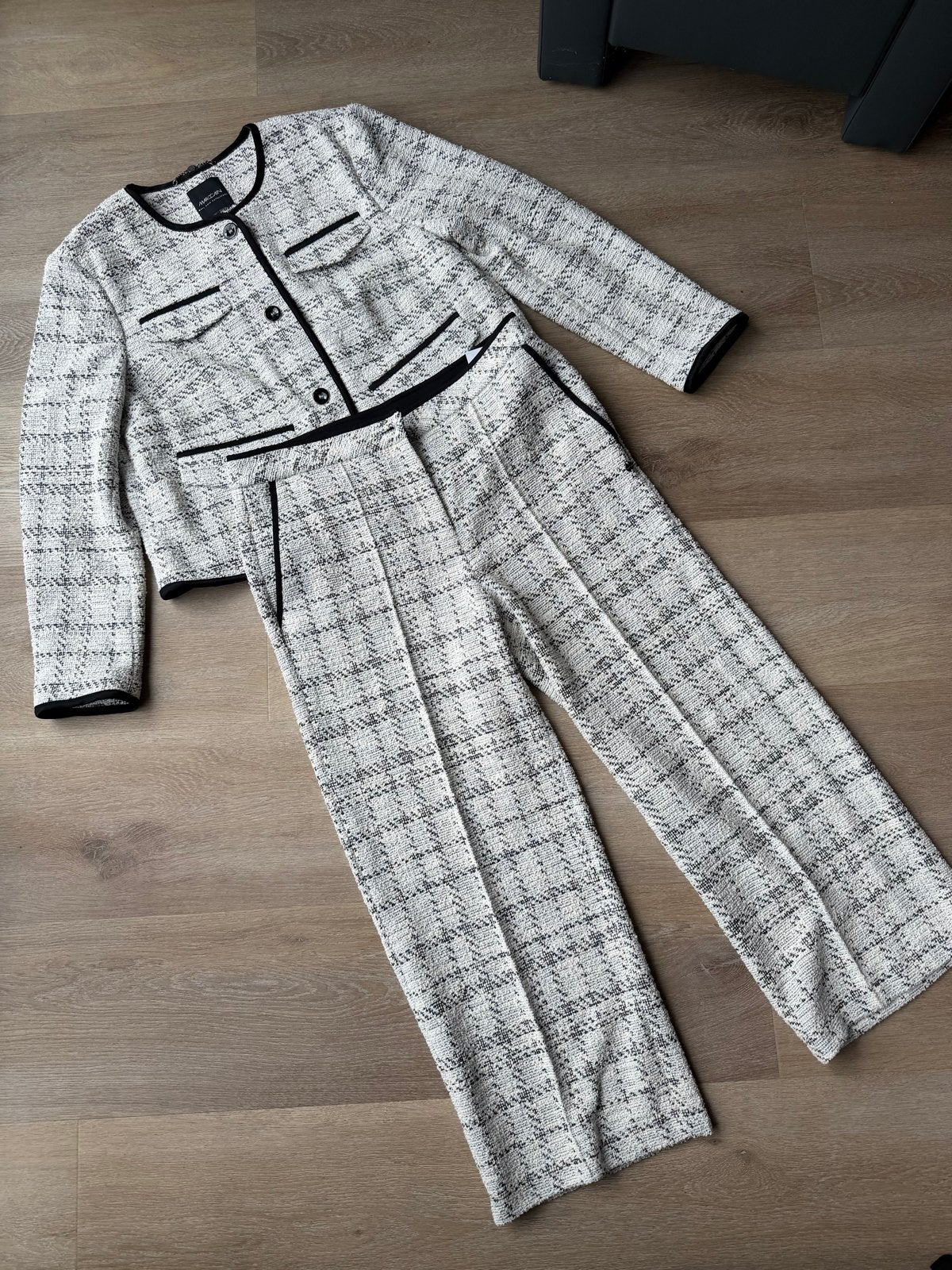 Marc Cain Tweed Kostuum - Jasje en Broek, Kostuum of Pak, Wit, Maat 42/44 (L), Nieuw