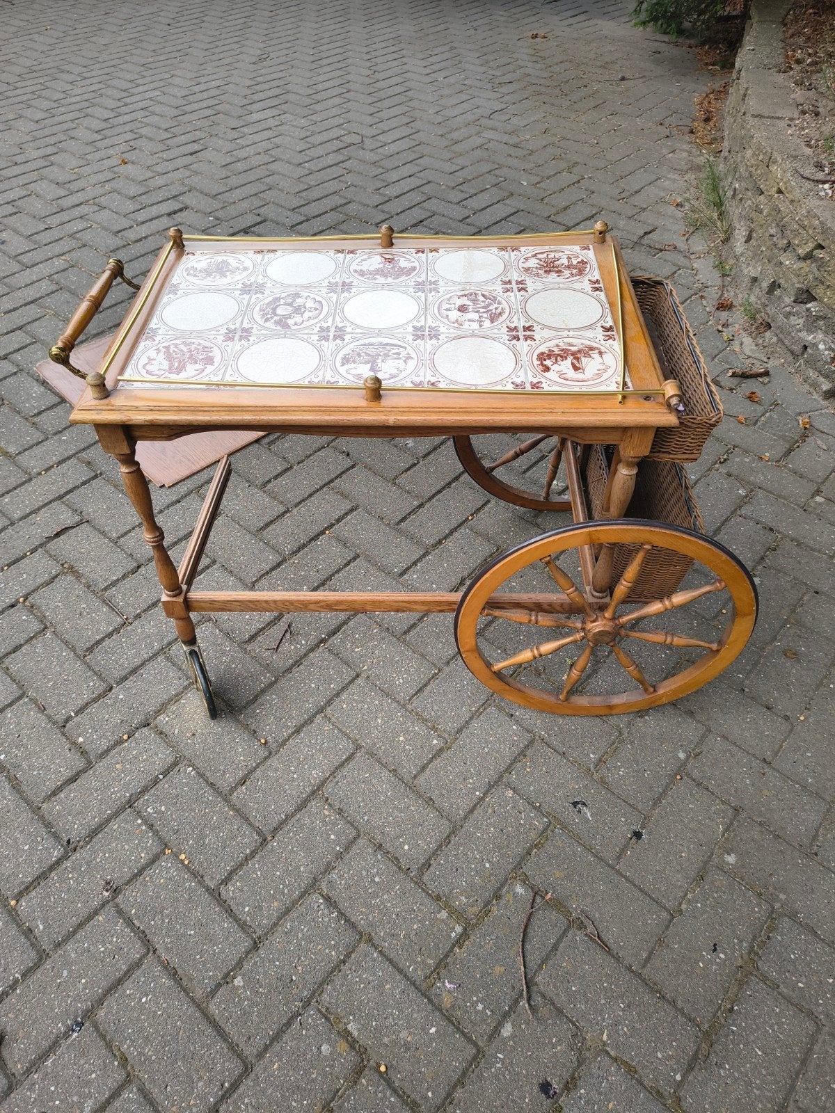 Antieke theewagen/serveerwagen met tegels en wielen, Ophalen