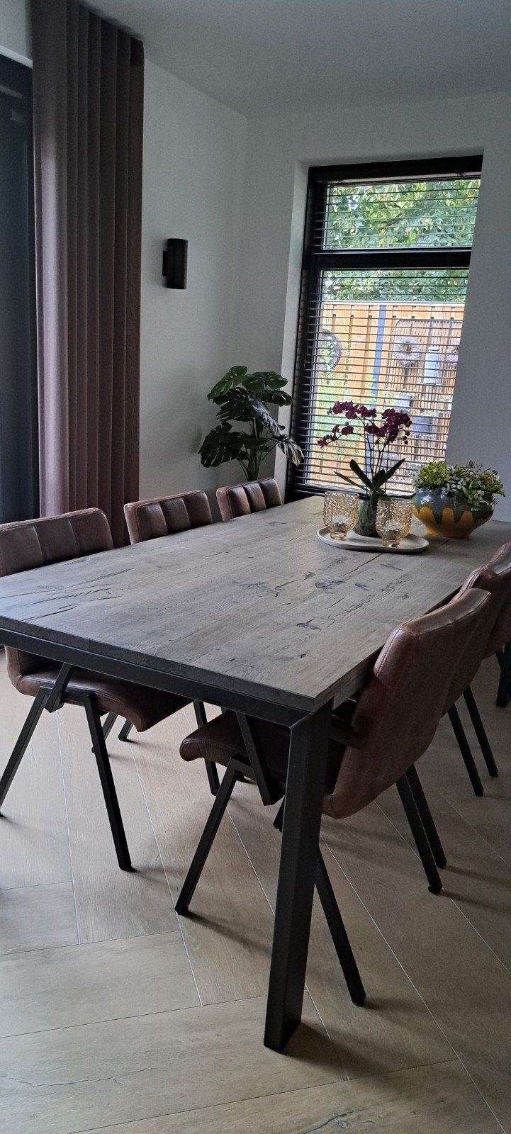 Robuuste eettafel met 6 stoelen - Industrieel design, Overige houtsoorten, 100 tot 150 cm, Ophalen of Verzenden, Zo goed als nieuw