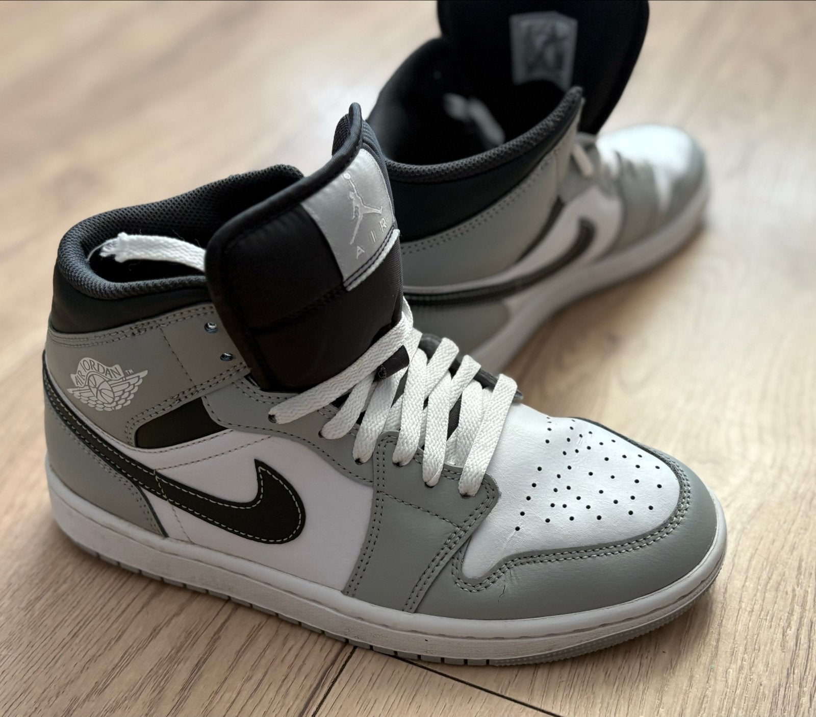 Nike Air Jordan 1 Mid Light Smoke Grey - Maat 41, Kleding | Heren, Schoenen, Ophalen of Verzenden, Zo goed als nieuw, Overige kleuren
