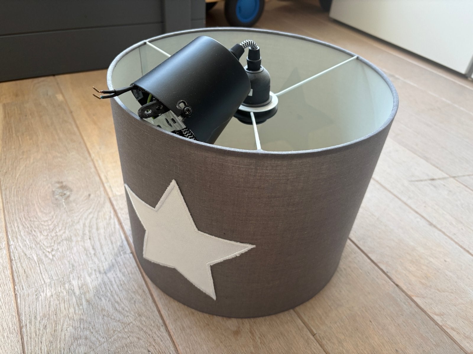 GRATIS - Grijze hanglamp met sterren voor kinderkamer, Huis en Inrichting, Lampen | Lampenkappen, Gebruikt, Rond, Textiel, Grijs