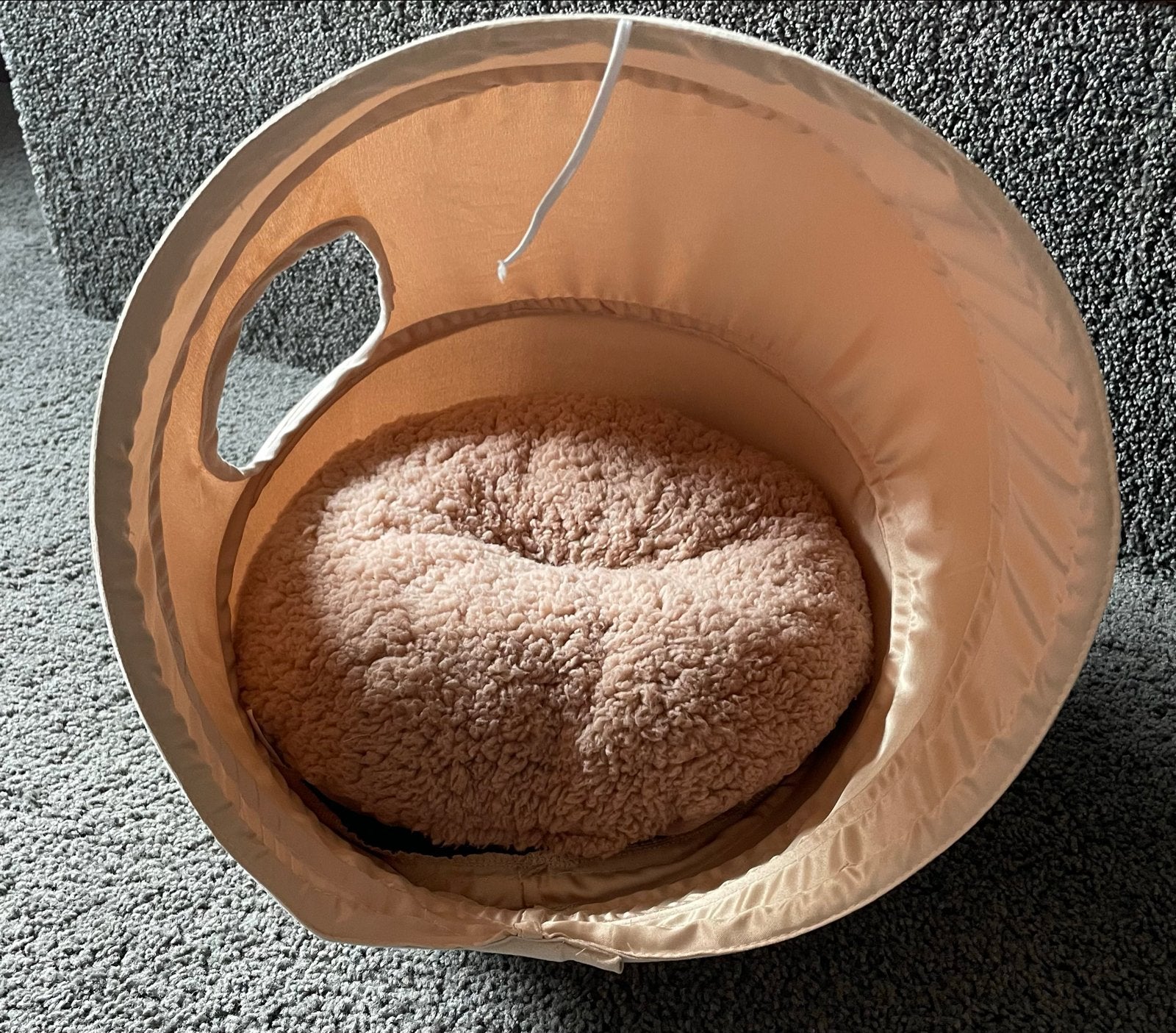 Beige poezen mand met lekker kussen 33 cm doorsnee, Dieren en Toebehoren, Ophalen of Verzenden