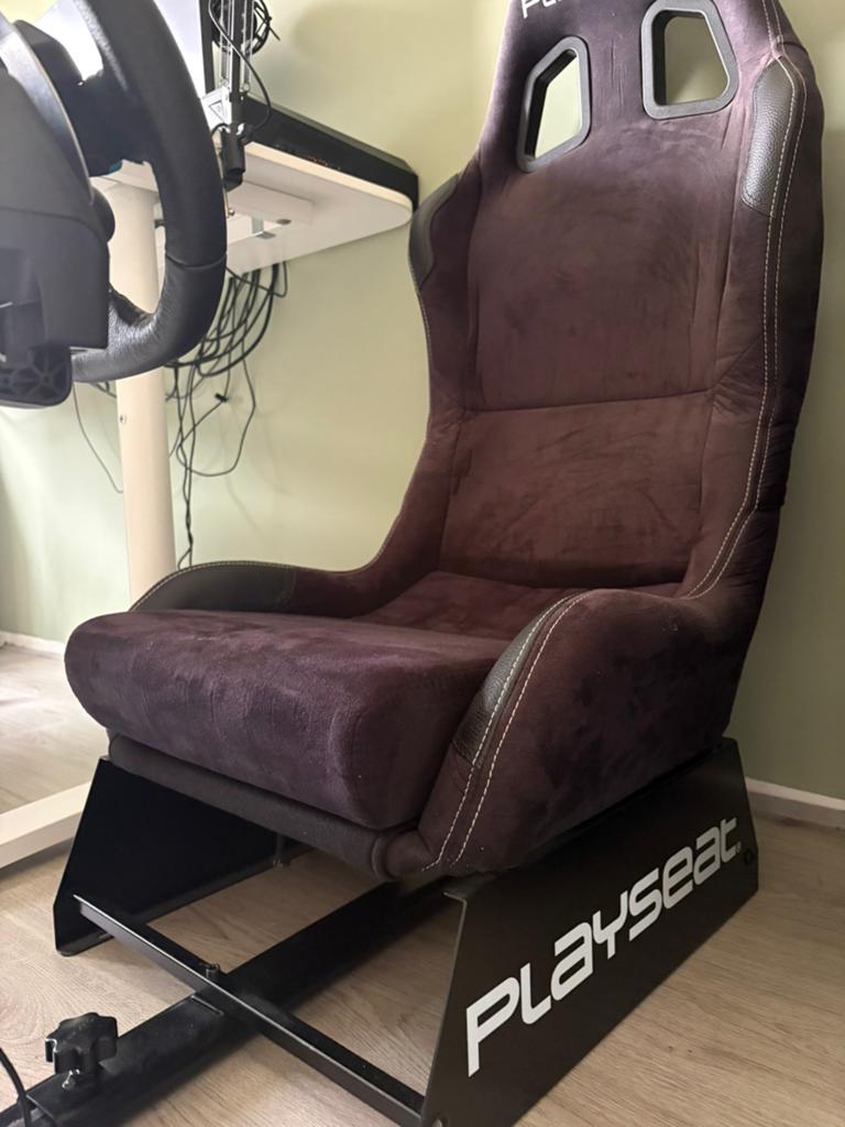 Playseat met Logitech stuur en pedalen, Ophalen, 1 speler, Racen en Vliegen, Zo goed als nieuw