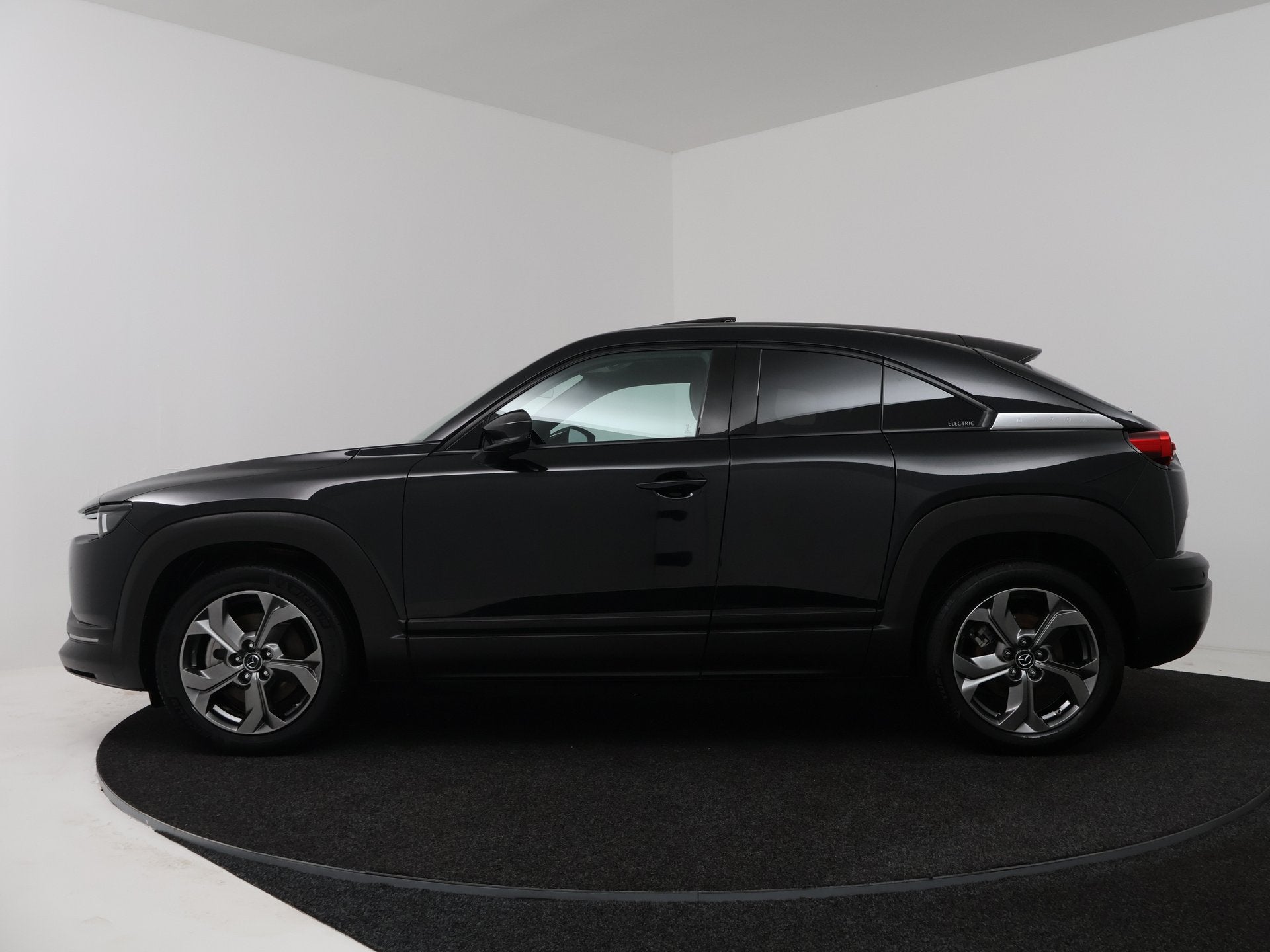 Mazda MX-30 e-SkyActiv 145 Luxury 36 kWh | Schuifdak | BOSE, Gebruikt, Leder en Stof, Zwart, Origineel Nederlands