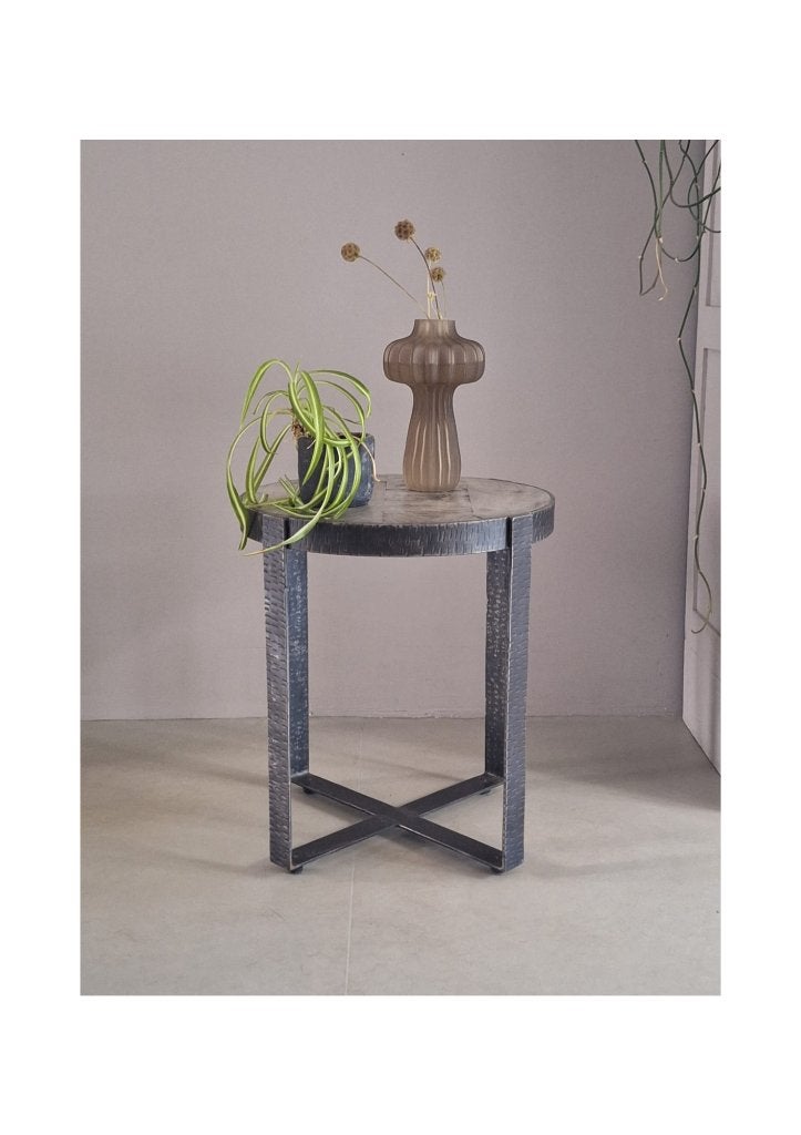 Stoere ronde Triv Malene bijzettafel Ø50 cm – hout & metaal, Huis en Inrichting, Tafels | Bijzettafels, Minder dan 55 cm, Rond