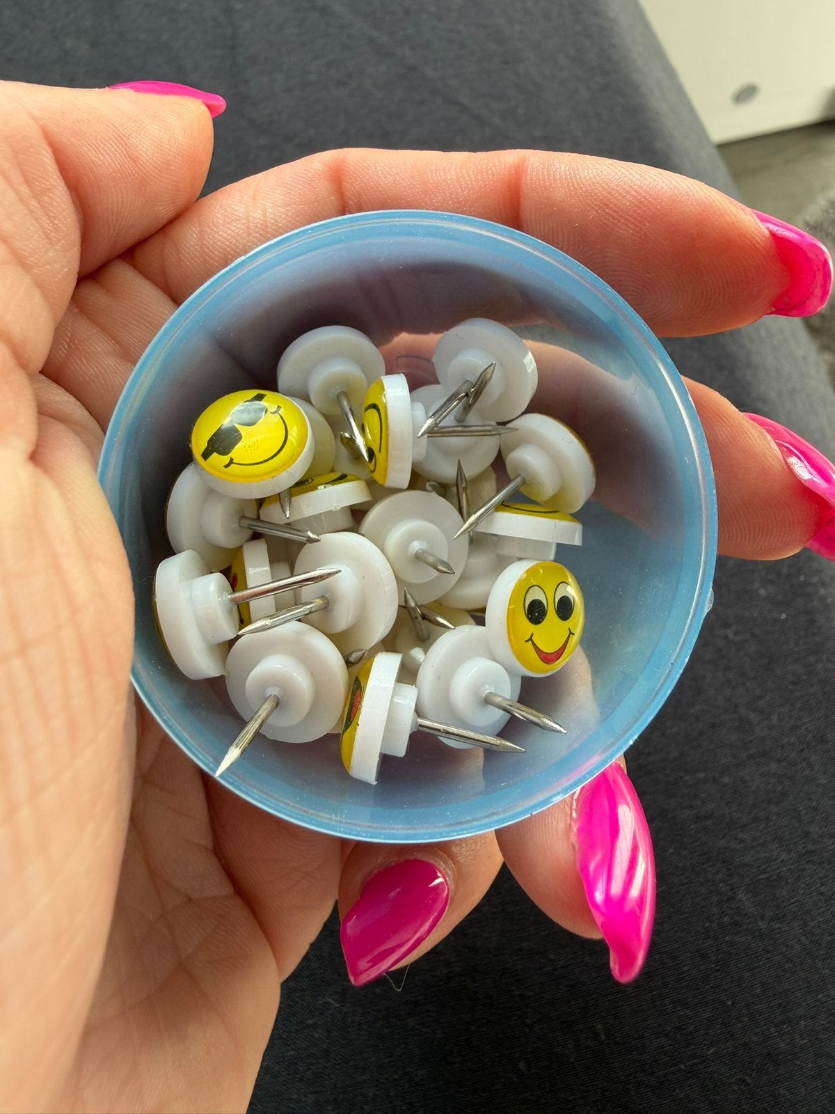Smiley punaises / push pins in handig opbergbakje - Nieuw, Ophalen of Verzenden, Nieuw
