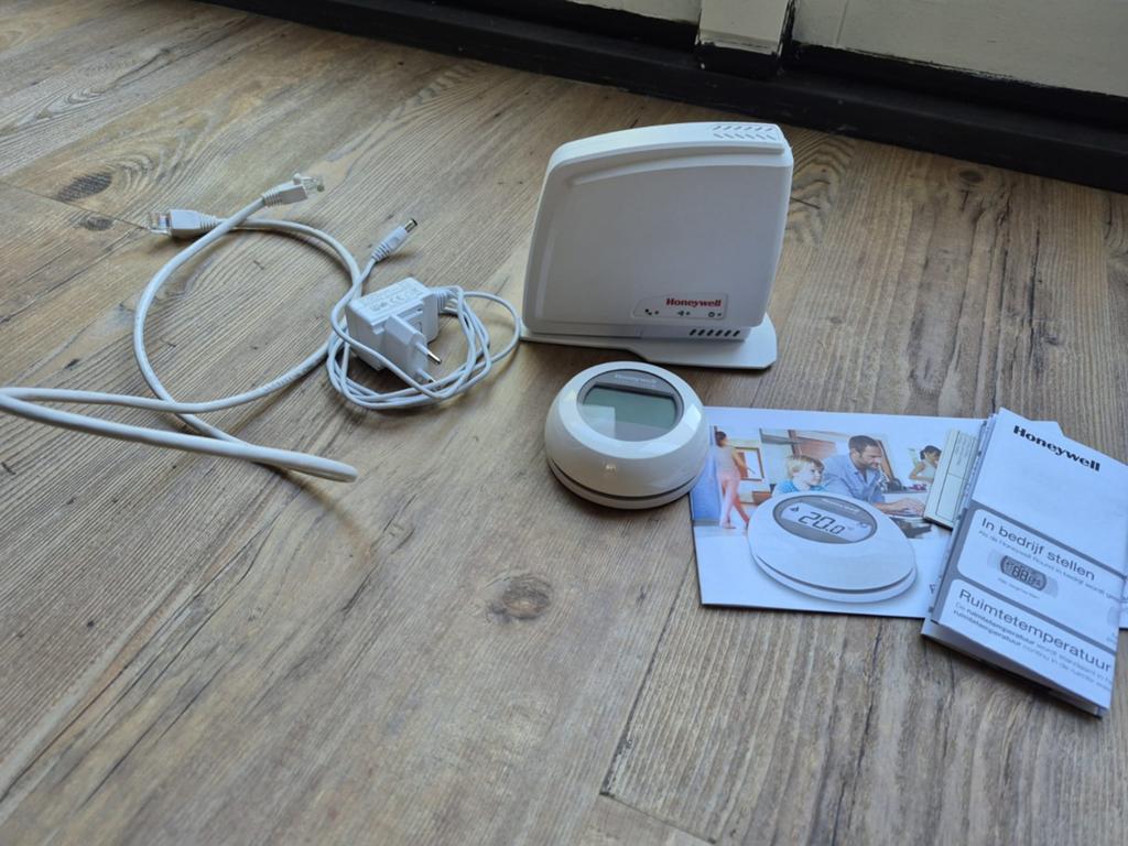 Honeywell RFG100 Gateway met thermostaat en handleiding, Ophalen of Verzenden, Slimme thermostaat, Gebruikt