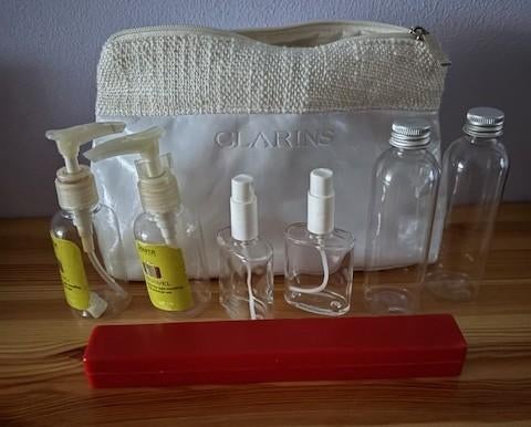 Clarins toilettas 16x24x8.5cm +GRATIS div. reispompflesjes, Sieraden, Tassen en Uiterlijk, Toilettassen, Ophalen of Verzenden