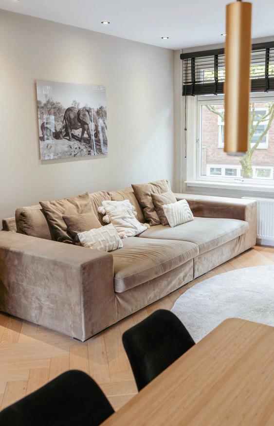 Decor Amsterdam bank taupe 310x130cm cm, Huis en Inrichting, Banken | Bankstellen, Ophalen, Gebruikt, 125 tot 150 cm, Rechte bank