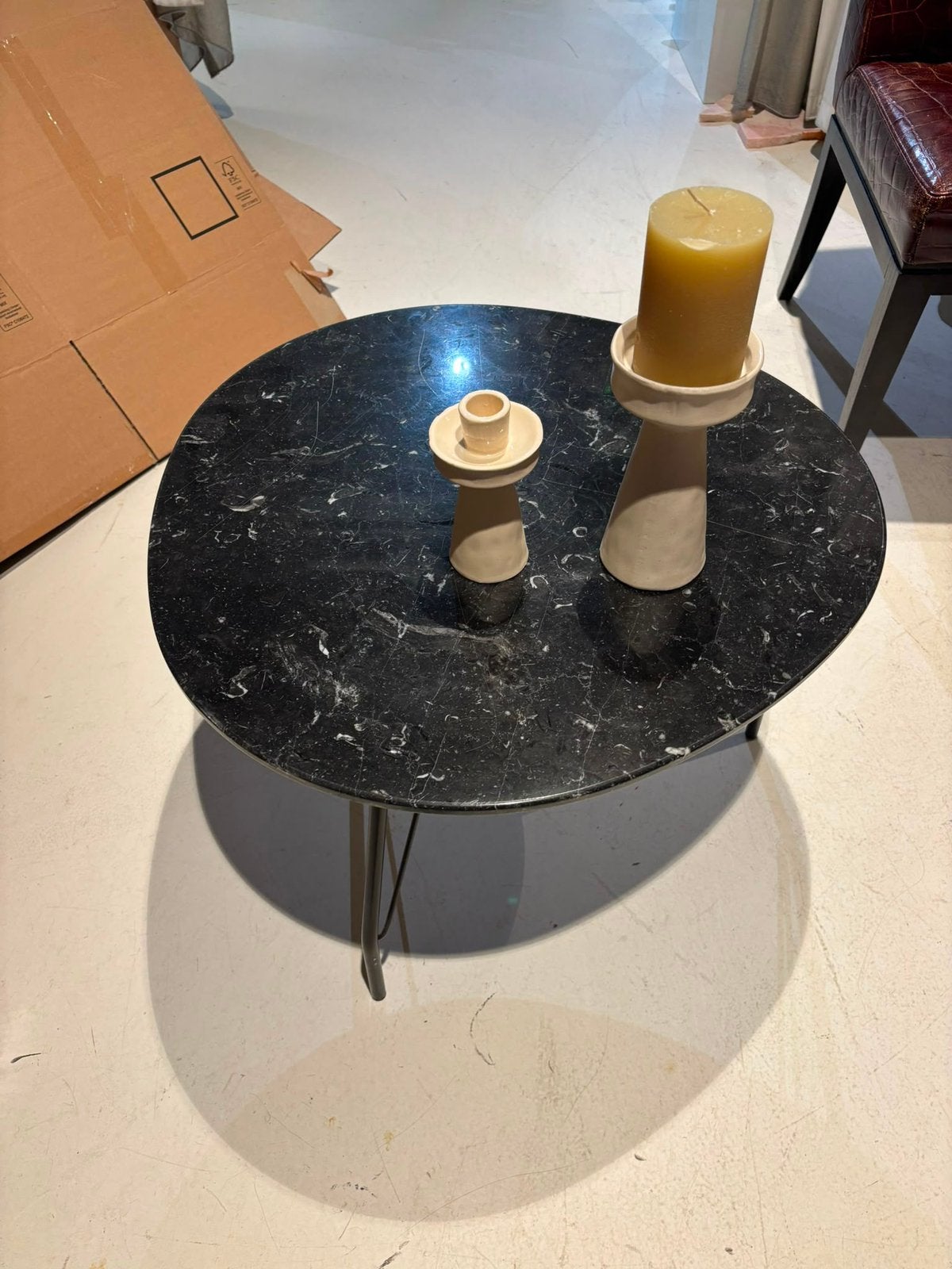 Ovale salontafel met marmer blad 3 metalen pooten, Ophalen, Overige materialen, Gebruikt, 100 tot 150 cm