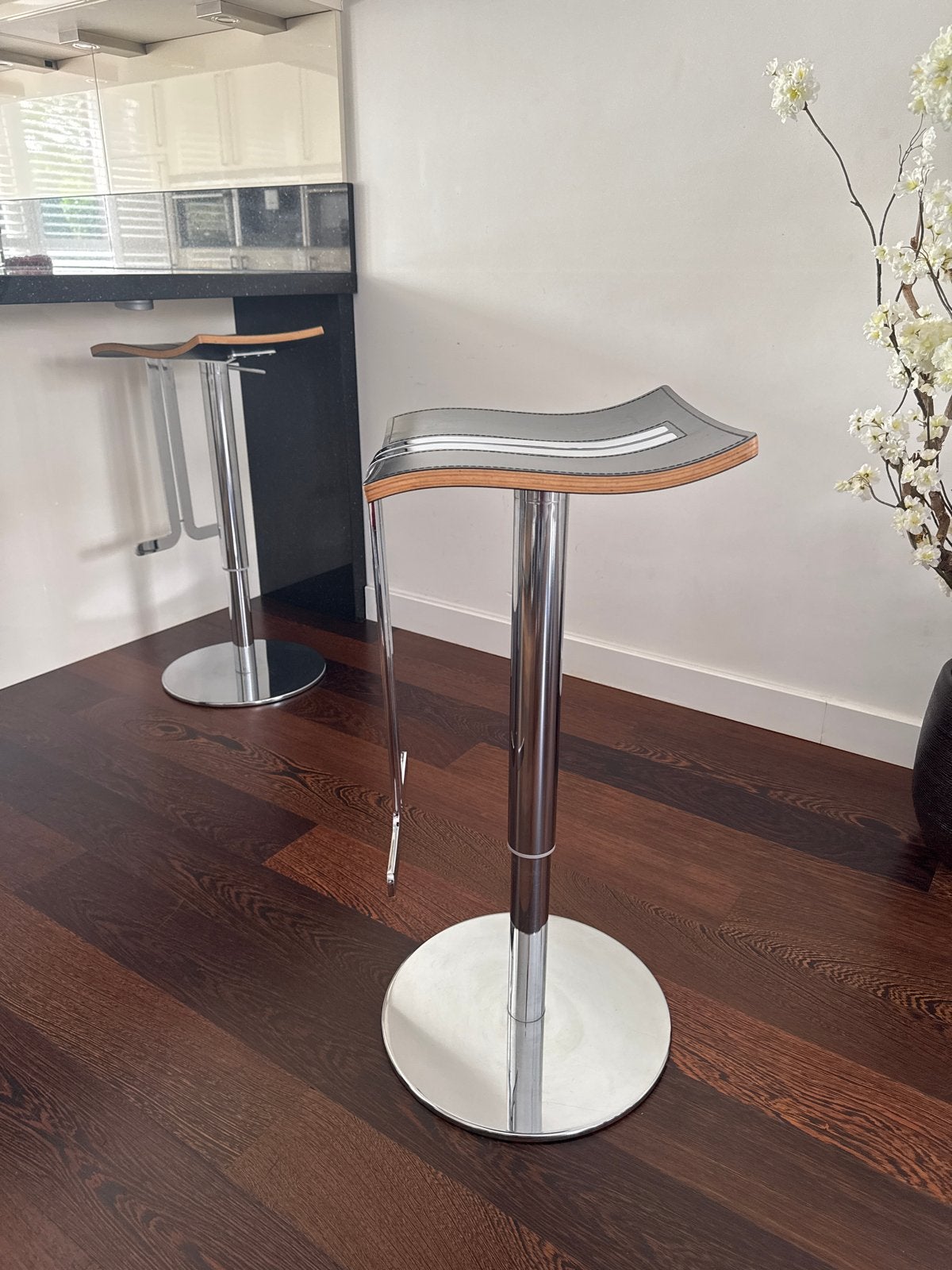 Designer  leer  barkrukken, in hoogte verstelbaar, Gebruikt, In hoogte verstelbaar, Ophalen of Verzenden, 90 cm of meer